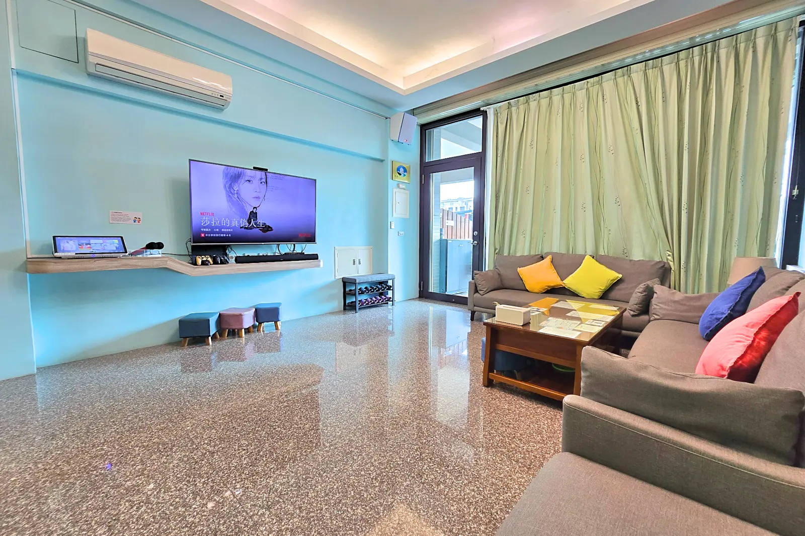 客廳電視、沙發與遊戲娛樂空間