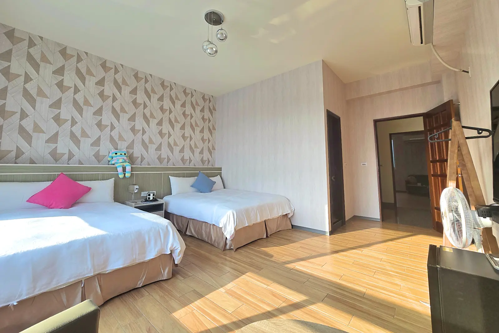 301 四人房兩張床、沙發與大面窗景