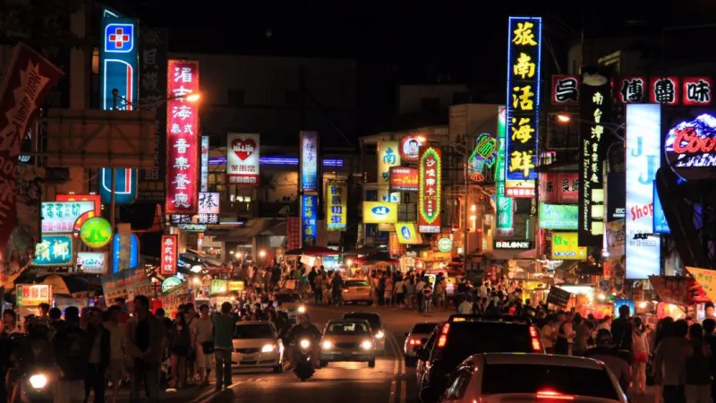 熱鬧的墾丁大街夜市